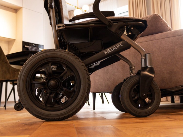 wozek-inwalidzki-elektryczny-z-pilotem-dla-opiekuna-mobimed-skladany-9.jpg