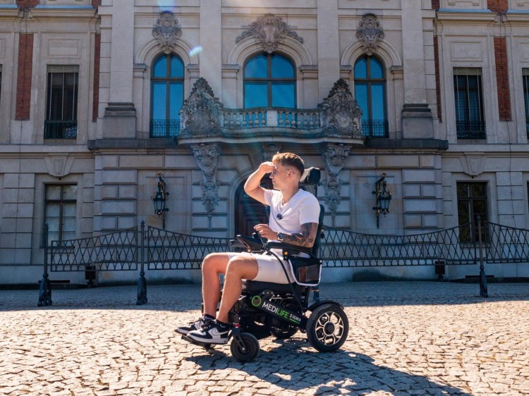 WOZEK-INWALIDZKI-ELEKTRYCZNY-SKLADANY-Z-ZAGLOWKIEM-LEZENIE-MEDILIFE-SIGMA-Marka-MEDILIFE.jpg
