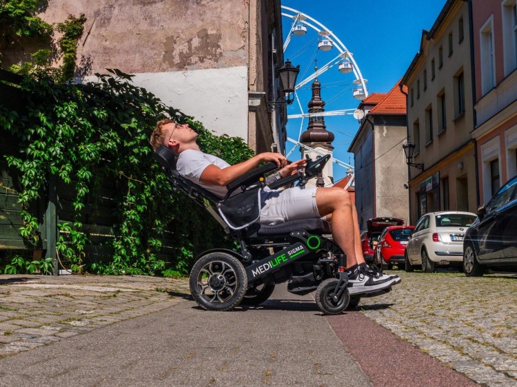 WOZEK-INWALIDZKI-ELEKTRYCZNY-SKLADANY-Z-ZAGLOWKIEM-LEZENIE-MEDILIFE-SIGMA-Stan-opakowania-oryginalne.jpg